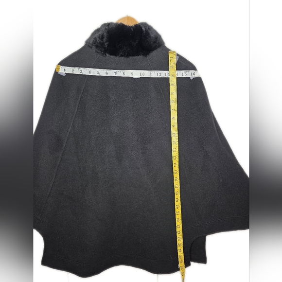 Short Black Wool Blend Cape With Rex Rabbit Fur Collar. Small - Picture 9 of 13